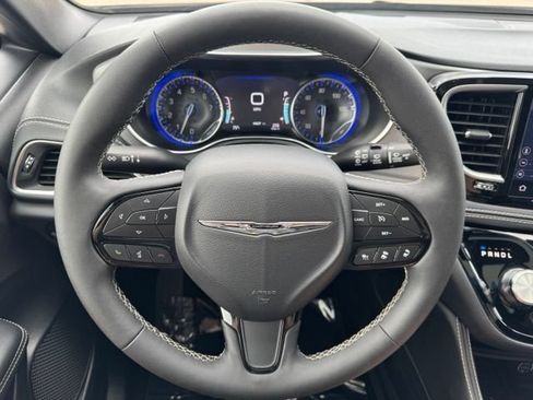 Used 2025 Chrysler Pacifica Limited FWD image 26