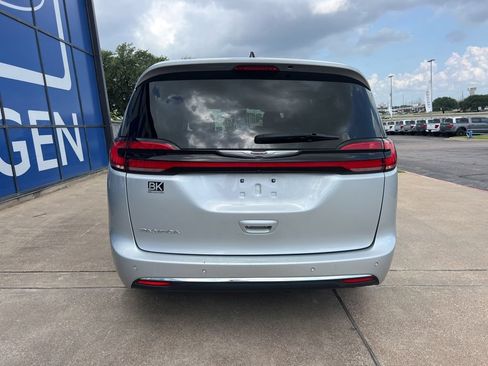 Used 2024 Chrysler Pacifica Touring-L FWD image 7