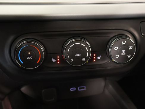 Used 2025 Chevrolet Trax RS w/ Sunroof Package FWD image 7