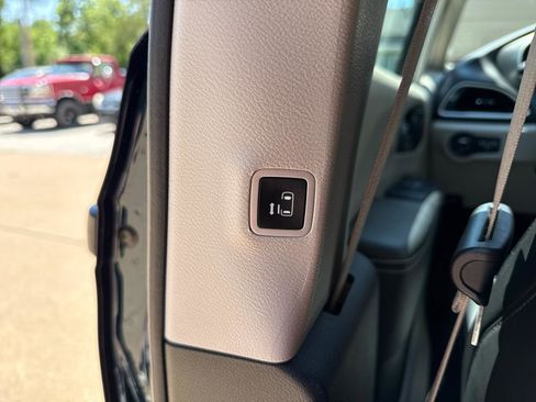 Used 2023 Chrysler Pacifica Touring-L FWD image 16
