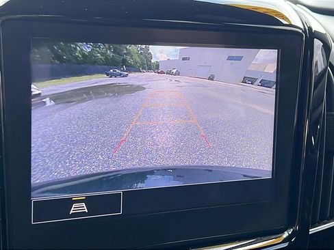 Used 2023 Chevrolet Traverse LT FWD image 16