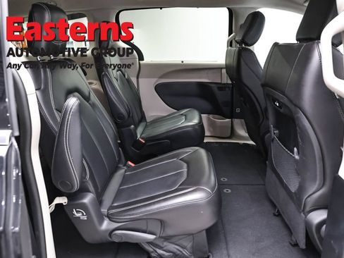 Used 2023 Chrysler Pacifica Touring-L FWD image 24