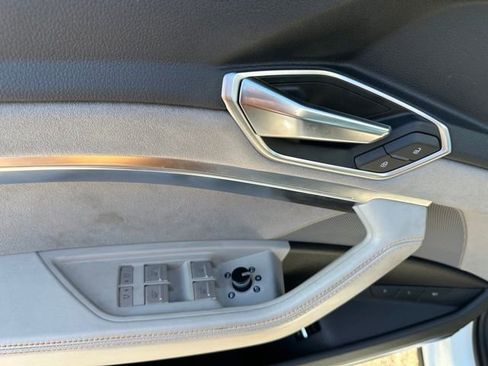 Used 2024 Audi Q8 e-tron Prestige image 21