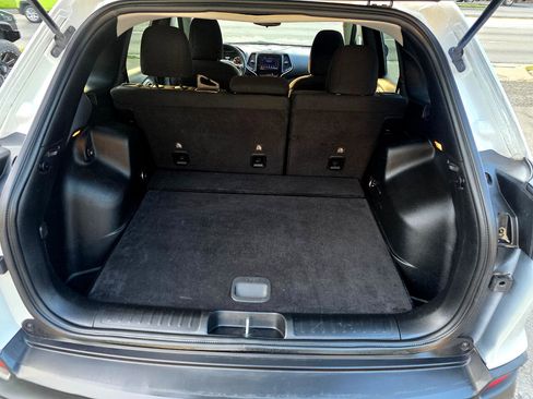 Used 2021 Jeep Cherokee Latitude image 12