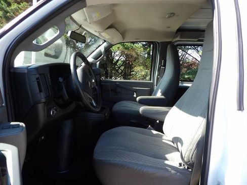 Used 2018 Chevrolet Express 2500 w/ Driver Convenience Package RWD image 17