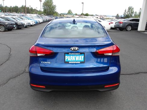 Used 2017 Kia Forte LX w/ LX Popular Package FWD image 4