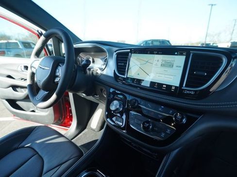 New 2026 Chrysler Pacifica Limited w/ Uconnect Theater Family Group image 33