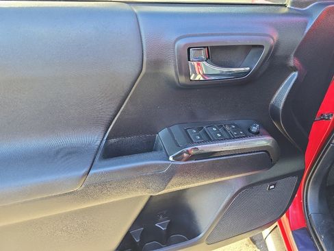 Used 2019 Toyota Tacoma TRD Sport image 11