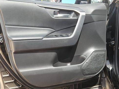Used 2025 Toyota RAV4 XLE FWD image 9