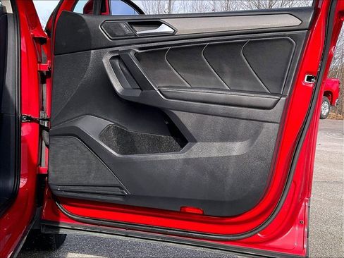 Used 2024 Volkswagen Tiguan SE image 11