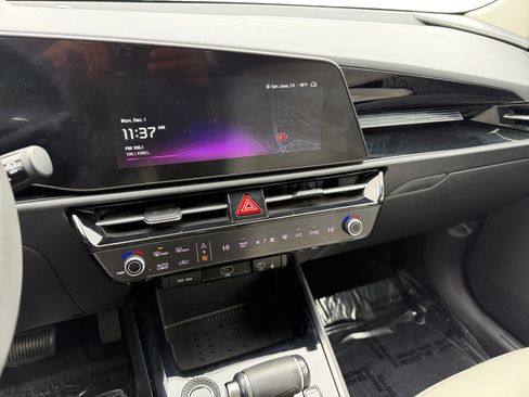 Used 2023 Kia Niro EX image 12