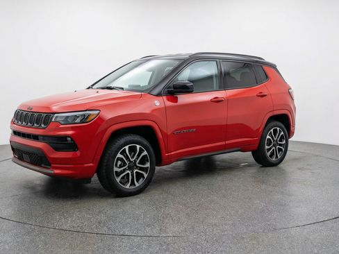 Used 2025 Jeep Compass Trailhawk AWD/4WD image 3