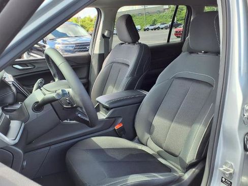 Used 2024 Jeep Grand Cherokee L Laredo image 3