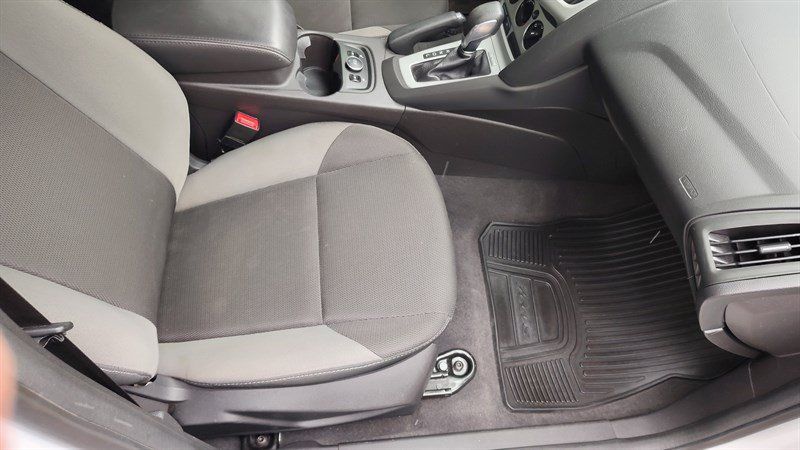 Used 2014 Ford Focus SE w/ SE Winter Package FWD image 5