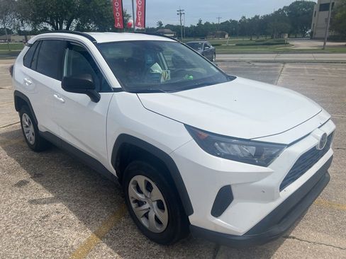 Used 2021 Toyota RAV4 LE FWD image 2