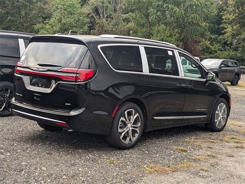 New 2026 Chrysler Pacifica Pinnacle image 3