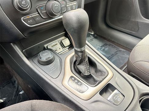 Used 2017 Jeep Cherokee Latitude w/ Cold Weather Group AWD/4WD image 16