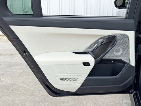 Used 2023 BMW i7 xDrive60 image 49