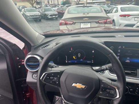 Used 2025 Chevrolet Trax LT w/ LT Convenience Package image 28