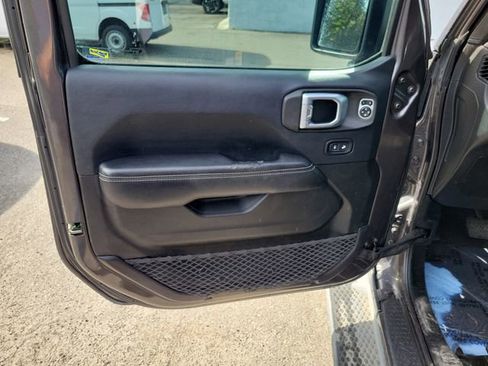 Used 2018 Jeep Wrangler Unlimited Sahara image 7