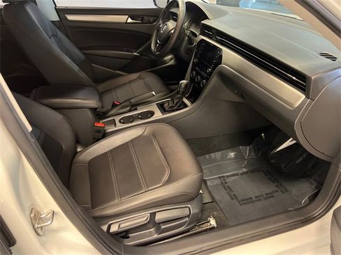 Used 2022 Volkswagen Passat 2.0T SE image 10