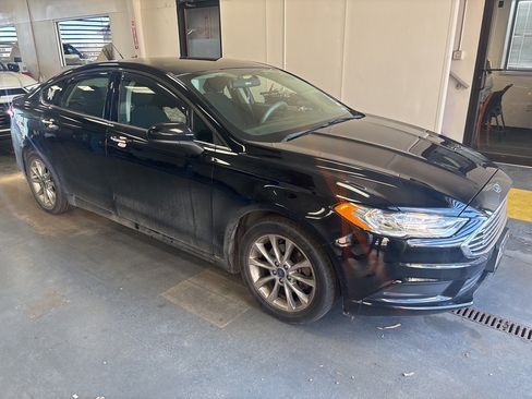Used 2017 Ford Fusion SE image 1
