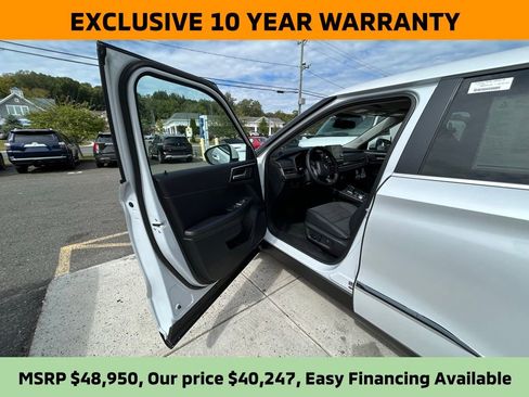 New 2025 Mitsubishi Outlander SE image 8