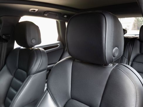 Certified 2024 Porsche Macan S AWD/4WD image 23