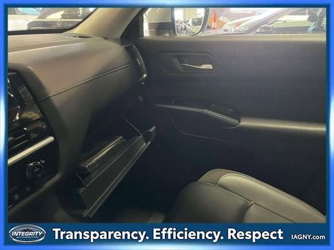 Used 2025 Nissan Pathfinder SL AWD/4WD image 33