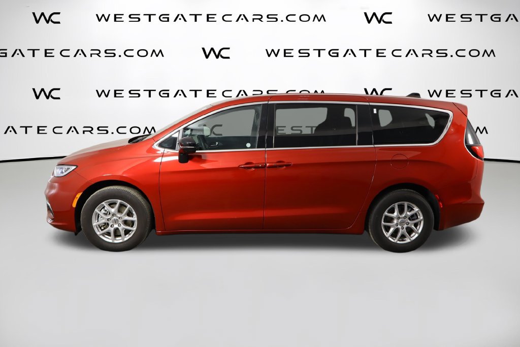Used 2025 Chrysler Pacifica Select FWD image 5