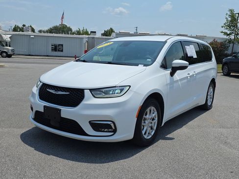 Used 2023 Chrysler Pacifica Touring-L FWD image 2