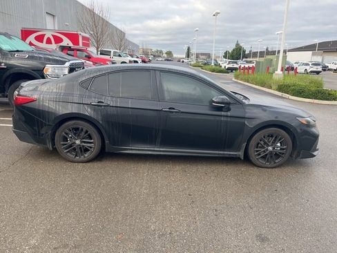 Used 2025 Toyota Camry SE image 4