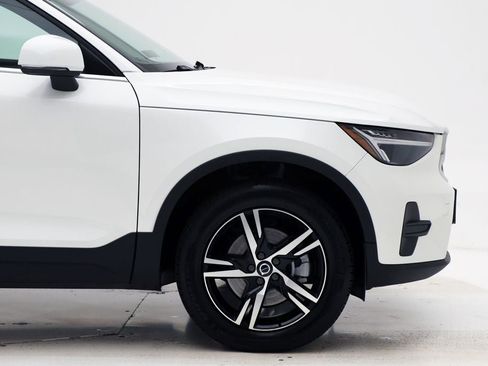 Used 2025 Volvo XC40 B5 Core image 3