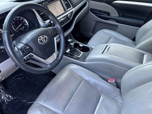 Used 2016 Toyota Highlander XLE AWD/4WD image 4