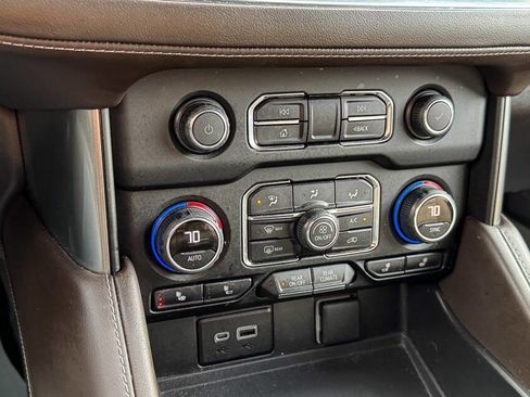 Used 2022 Chevrolet Suburban Z71 w/ Luxury Package image 38