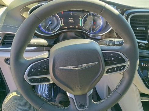 Used 2023 Chrysler Pacifica Limited image 26