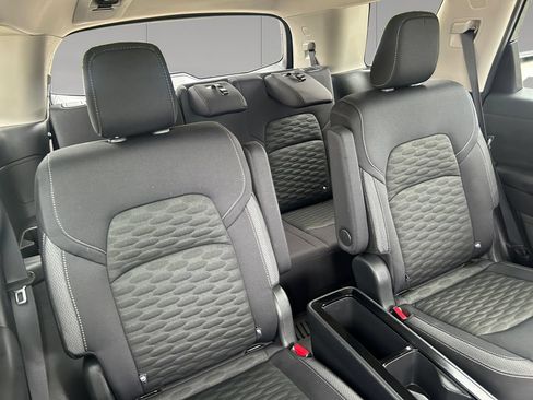 Used 2024 Nissan Pathfinder SV w/ SV Premium Package AWD/4WD image 18
