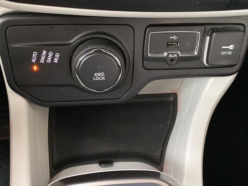 Used 2019 Jeep Renegade Limited w/ UConnect 8.4 Nav Group AWD/4WD image 31