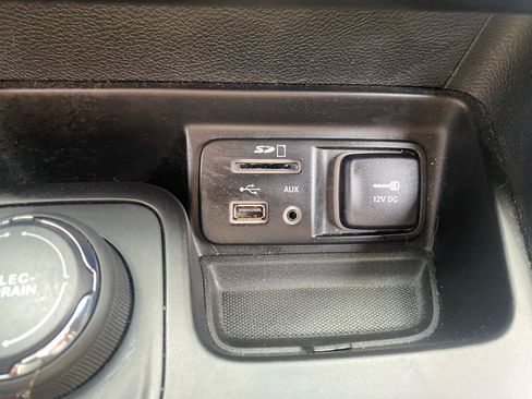 Used 2017 Jeep Cherokee Limited image 17