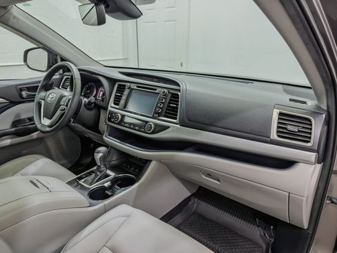 Used 2019 Toyota Highlander XLE AWD/4WD image 28