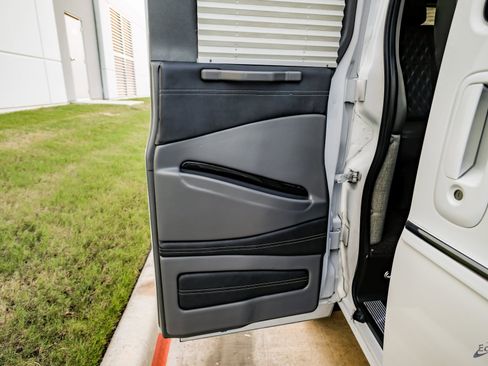 Used 2023 Chevrolet Express 2500 image 98