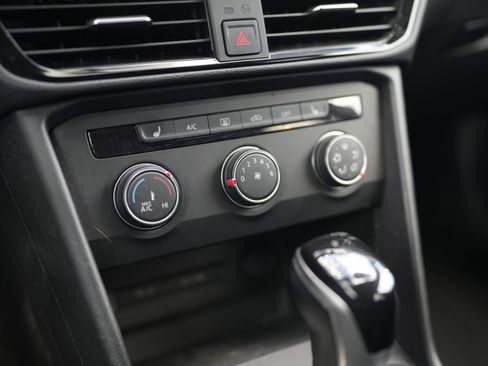 Used 2022 Volkswagen Taos SE image 16