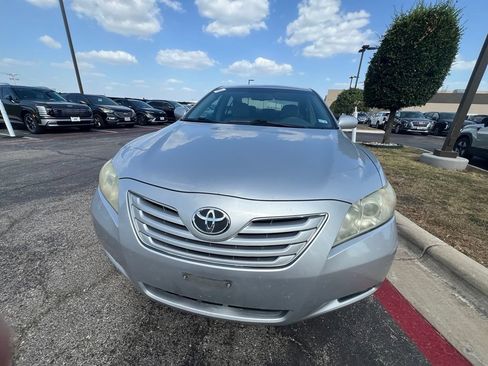 Used 2009 Toyota Camry XLE FWD image 2