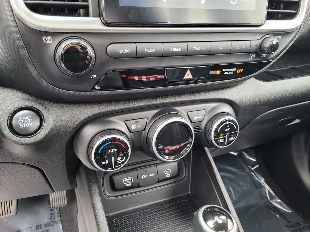 Used 2025 Hyundai Venue SEL FWD image 20