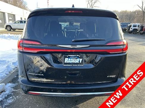 Certified 2024 Chrysler Pacifica Touring-L image 26