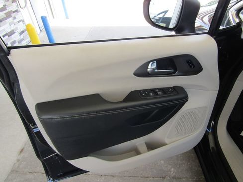 Used 2023 Chrysler Pacifica Touring-L FWD image 22