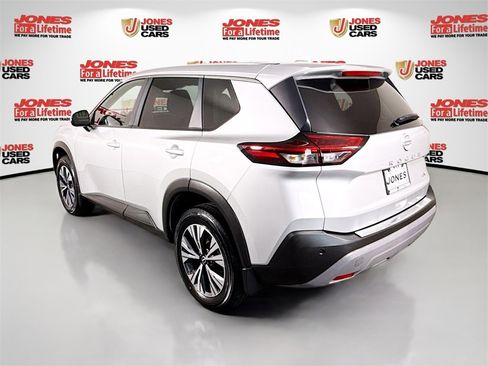 Certified 2022 Nissan Rogue SV image 2
