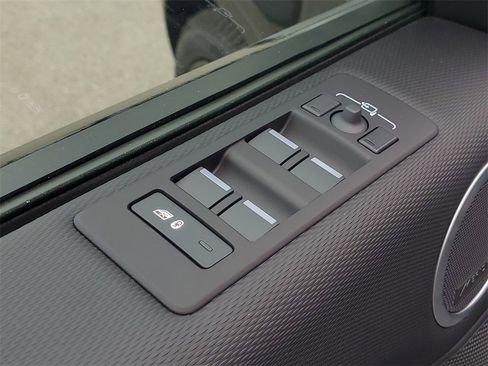 New 2025 Land Rover Discovery Dynamic SE image 11