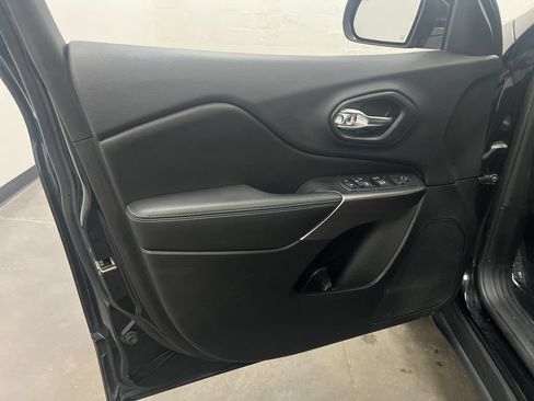 Used 2019 Jeep Cherokee Latitude Plus w/ Comfort/Convenience Group FWD image 13