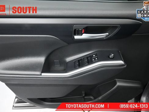 Used 2024 Toyota Highlander XLE AWD/4WD image 23